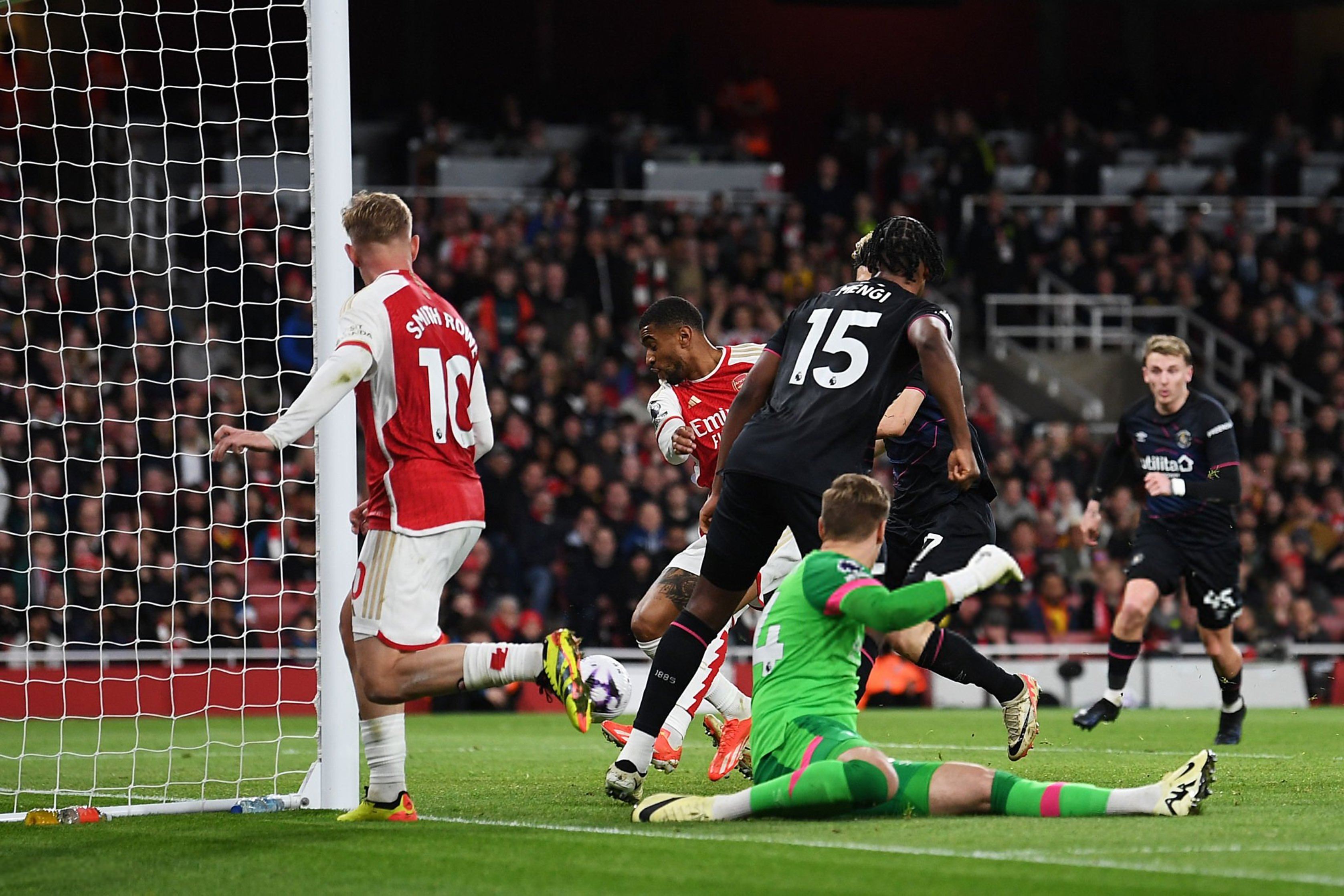 曼联险负剑指胜局,阿森纳遭淘的简单介绍 曼联险负剑指胜局,阿森纳遭淘的简单介绍