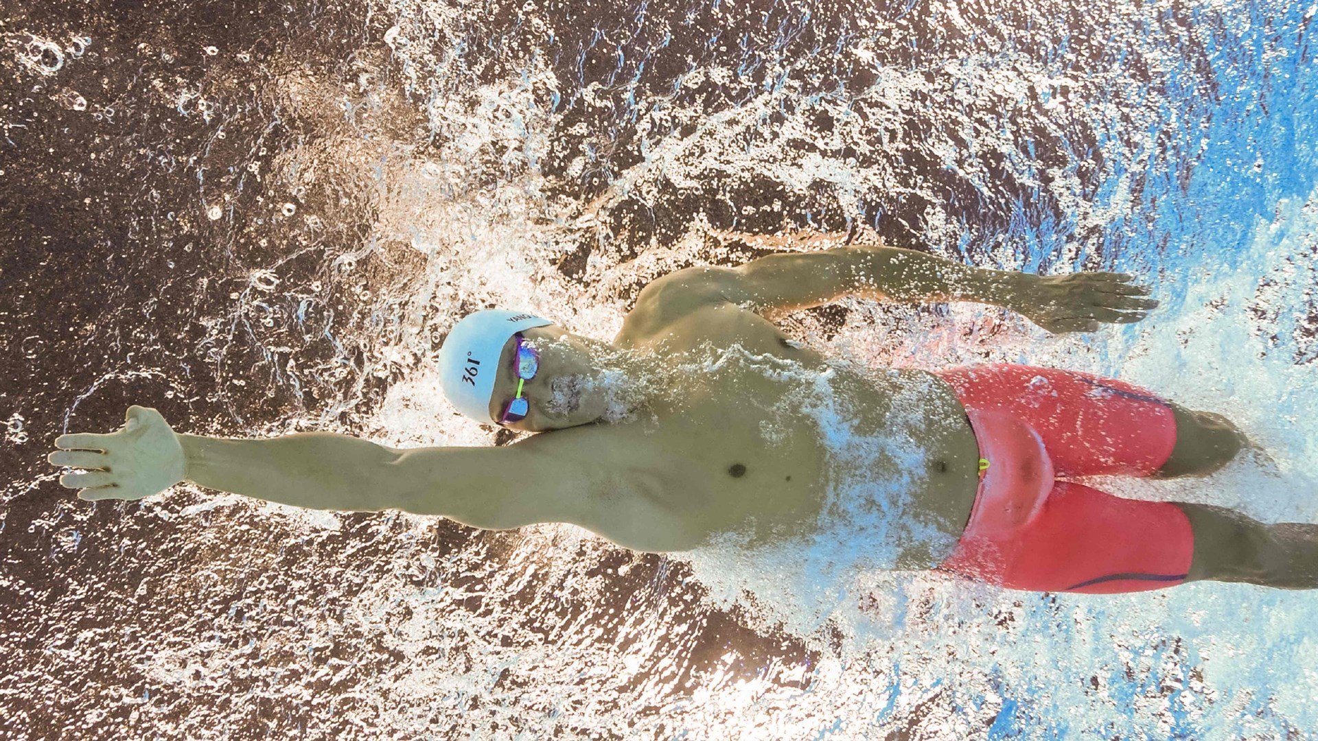 红牛二队完胜迈凯伦，维斯塔潘惊艳四座，一场颠覆预期的赛道传奇